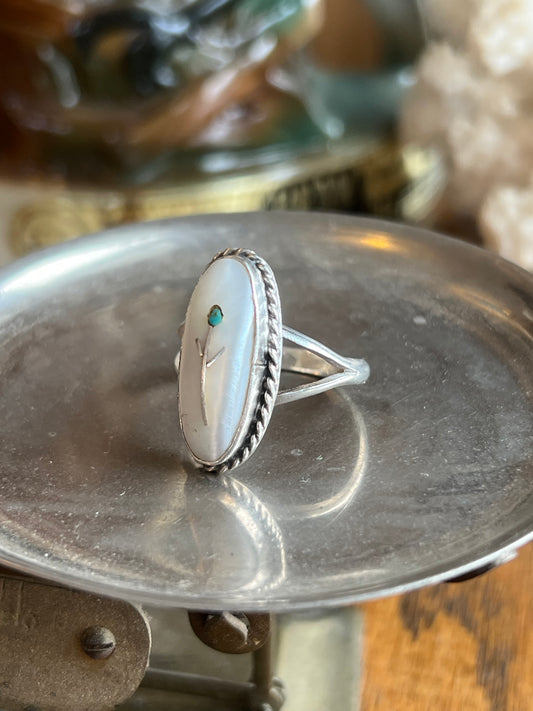 Vintage Mother of Pearl with Turquoise Flower Ring
